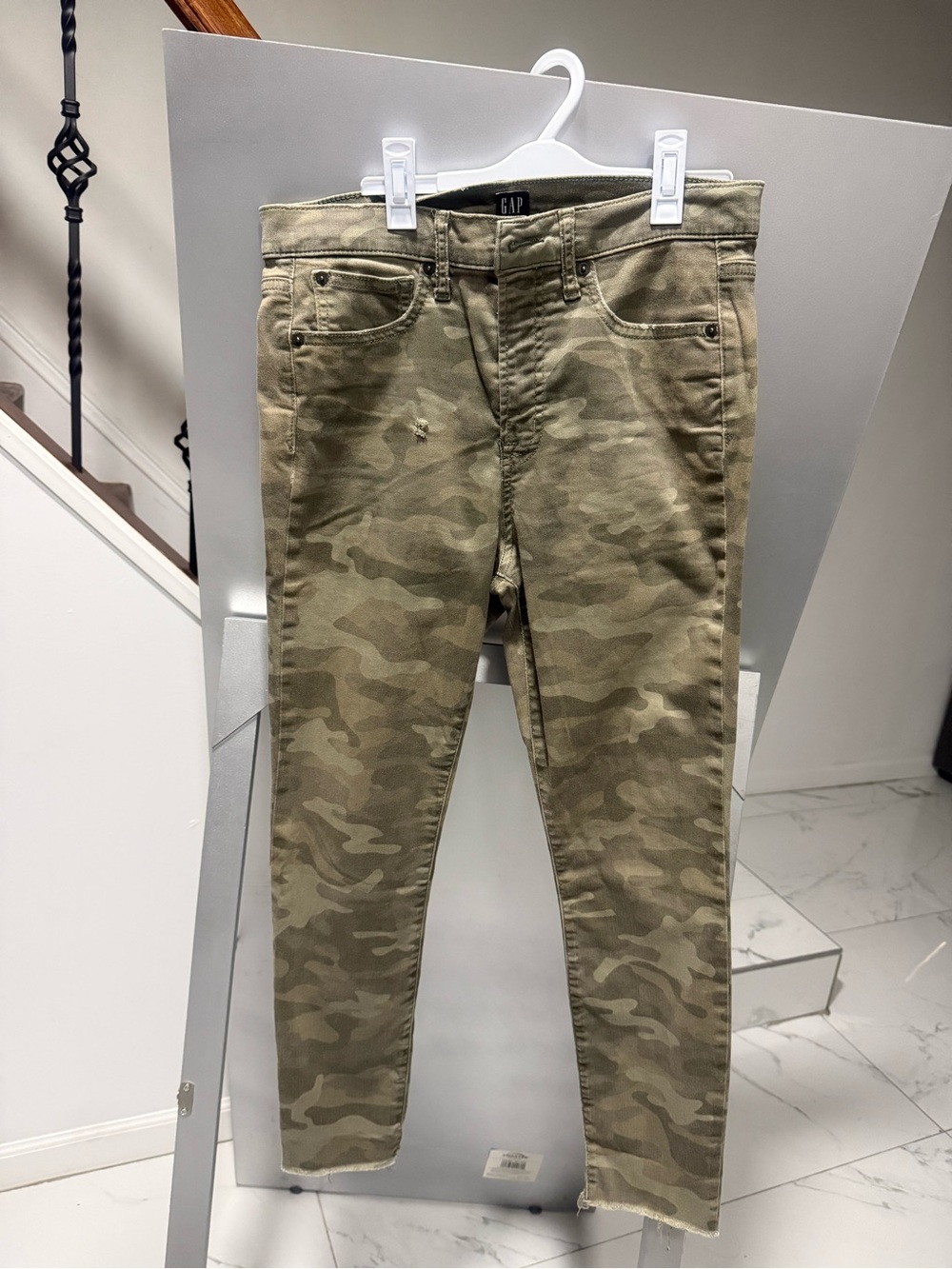 GAP Men’s Camo Skinny Jeans in Olive Green